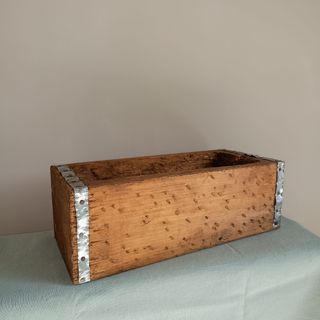 Vecchia mangiatoia in legno e ferro