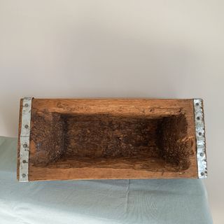 Vecchia mangiatoia in legno e ferro