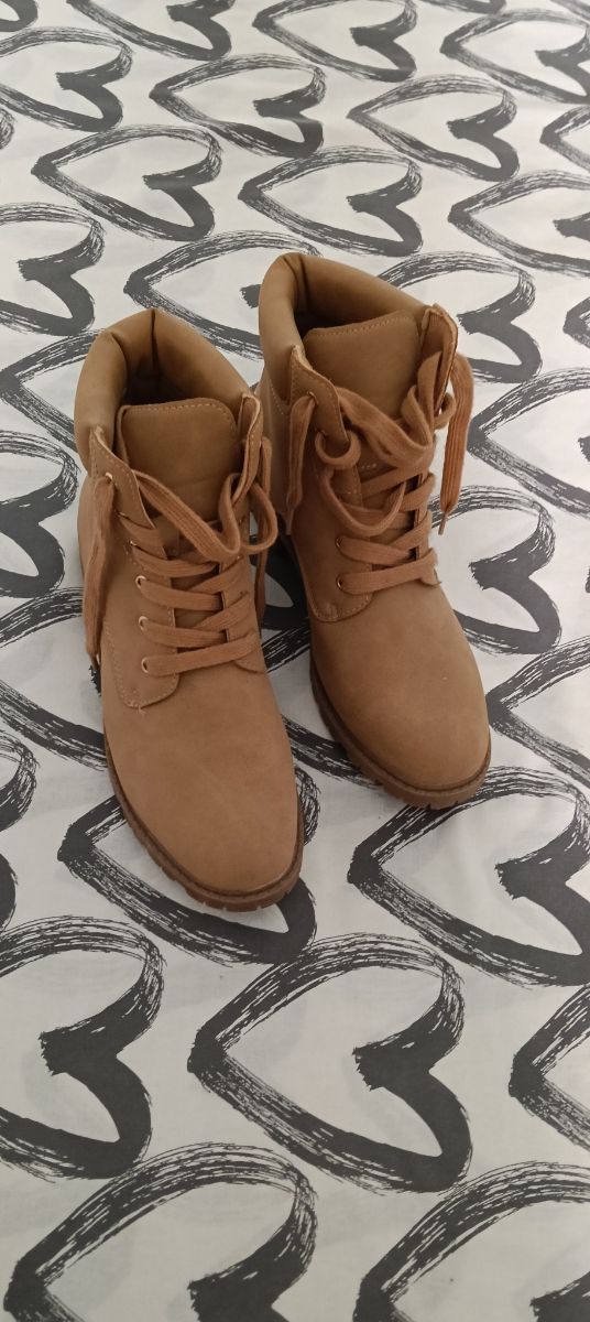 Botas marrones con cordones
