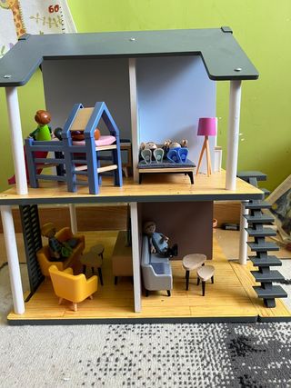 Casita de muñecas con 4 compartimentos y muñecos