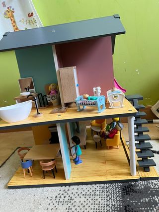 Casita de muñecas con 4 compartimentos y muñecos