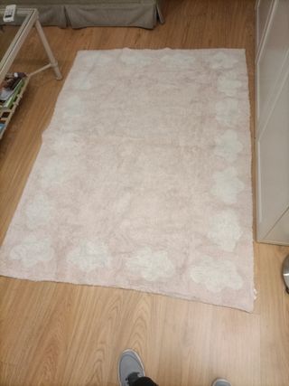 Alfombra infantil rosa con nubes.Medidas 120x165cm