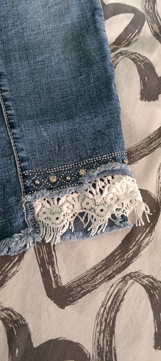 Tejanos con encaje y pedrería