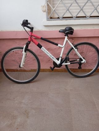 Bicicleta Rockrider rosa y negra