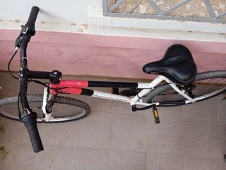 Bicicleta Rockrider rosa y negra