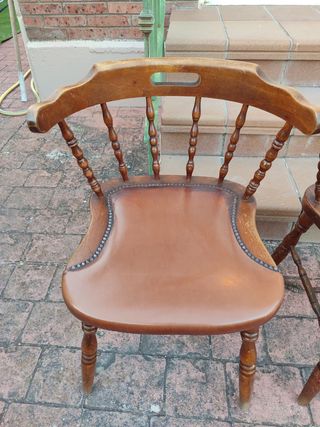 Sillas antiguas de madera y cuero