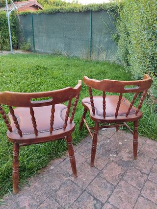 Sillas antiguas de madera y cuero