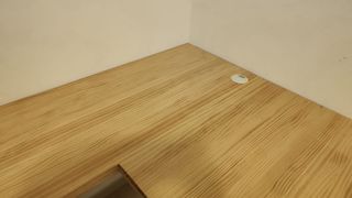 Escritorio esquinero madera anclaje pared
