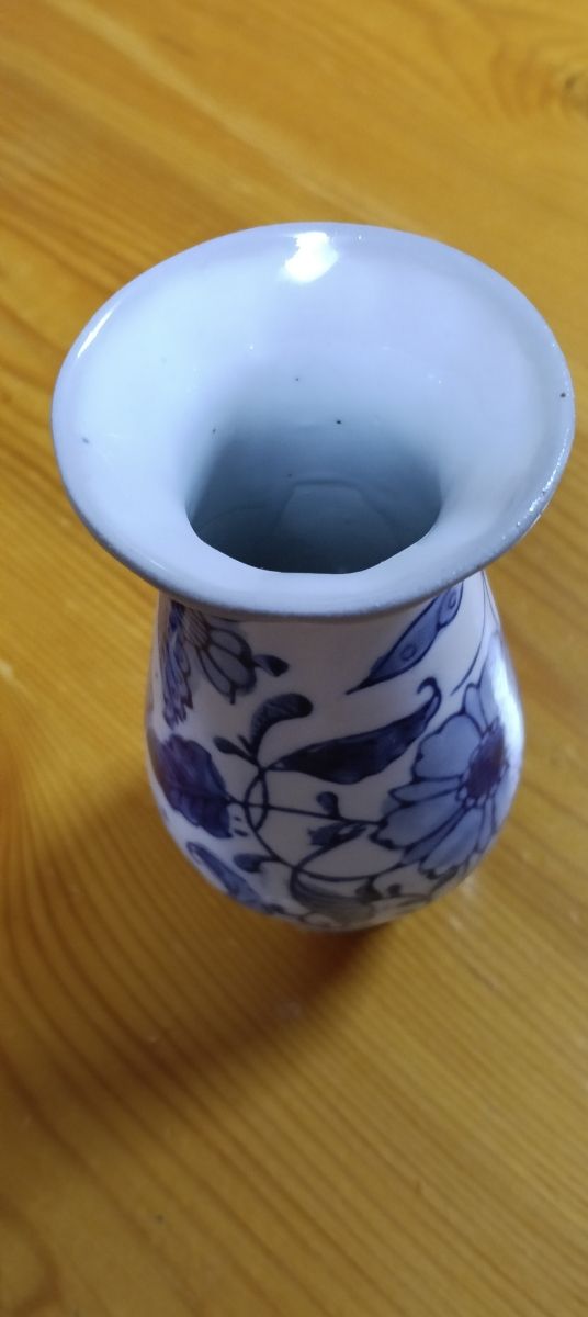 Jarrón de cerámica china azul y blanca