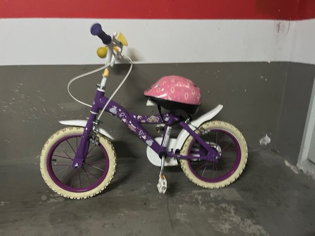 Bicicleta infantil morada con casco