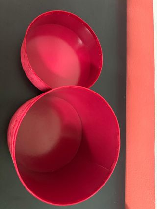 Caja redonda de terciopelo rojo