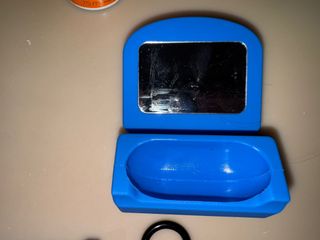 Funda Airpods 4 de Shin Chan con espejo incluido