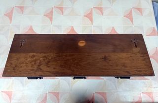 Perchero de madera con 3 pinturas