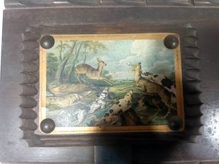 Perchero de madera con 3 pinturas