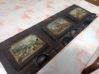 Perchero de madera con 3 pinturas