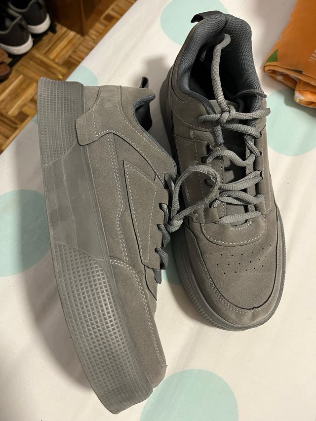 Tenis grises