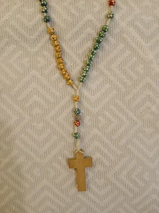 Terço de madeira colorido com cruz