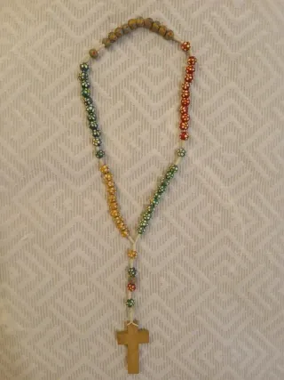 Terço de madeira colorido com cruz