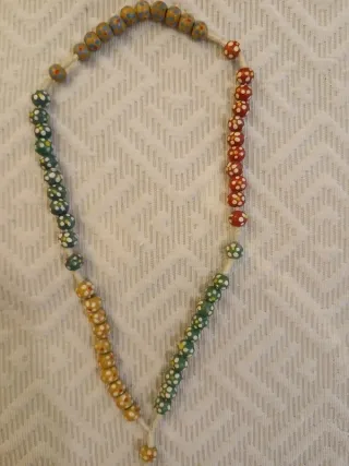 Terço de madeira colorido com cruz