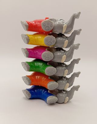 Kinder elefanti in equilibrio