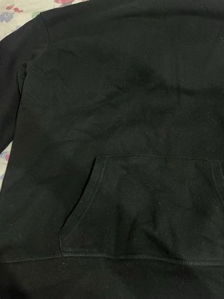 Sudadera negra con capucha