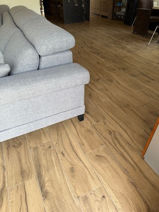Suelo porcelánico efecto madera. 10€/m2.