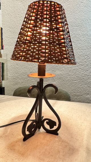 Lámpara de mesa forja y mimbre años 80 vintage