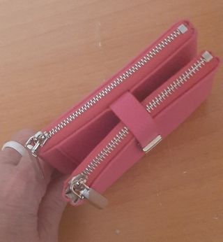 Cartera mediana fucsia con detalle metálico