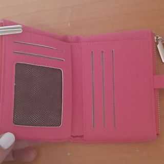 Cartera mediana fucsia con detalle metálico