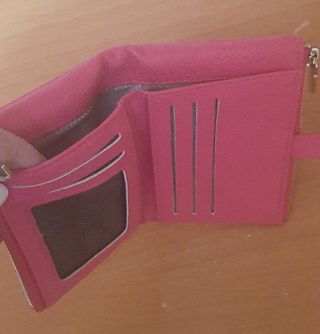 Cartera mediana fucsia con detalle metálico