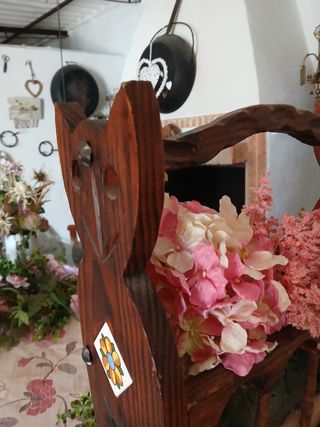 Revistero de madera con flores artificiales