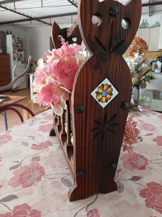 Revistero de madera con flores artificiales