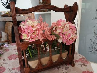 Revistero de madera con flores artificiales