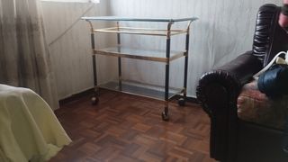 Mesa auxiliar metálica con bandas de cristal