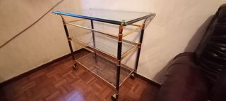 Mesa auxiliar metálica con bandas de cristal