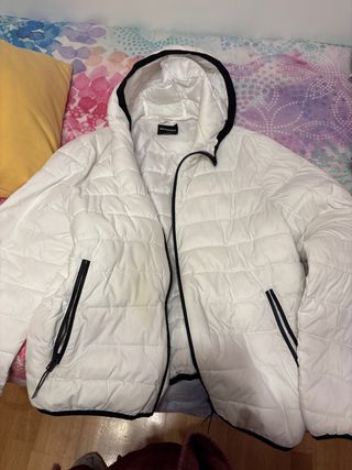 Abrigo Bershka blanco chico