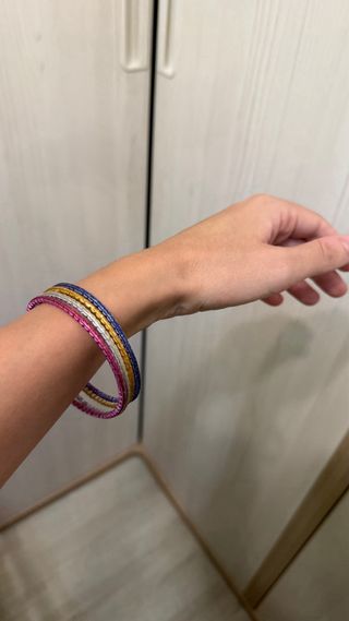Pulseras de colores variados