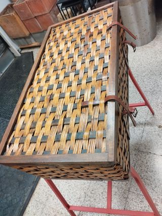 Baúl antiguo de madera y mimbre
