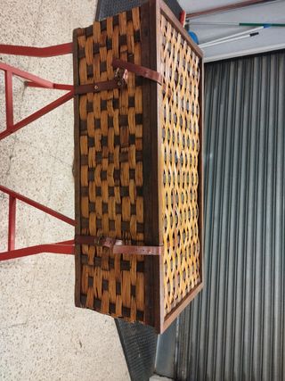 Baúl antiguo de madera y mimbre