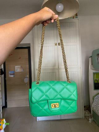 Borsa verde con catena dorata