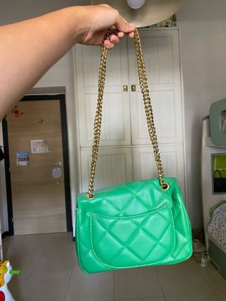 Borsa verde con catena dorata