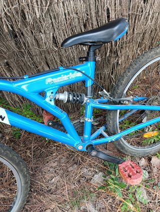 Bicicleta azul de montaña