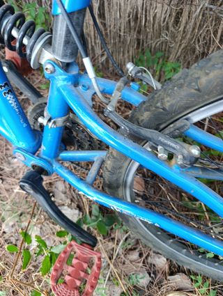 Bicicleta azul de montaña