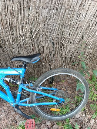 Bicicleta azul de montaña