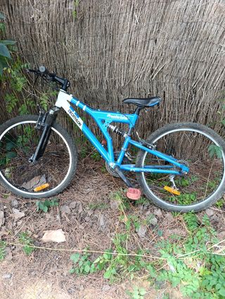 Bicicleta azul de montaña