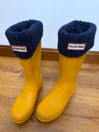 Botas Hunter Amarillas con Calcetines Azul Marino
