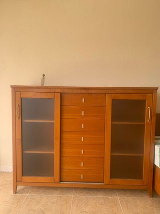 Mueble de salón marrón con cajones