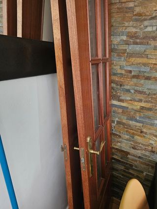 Doble puerta de salón de madera con bisagras