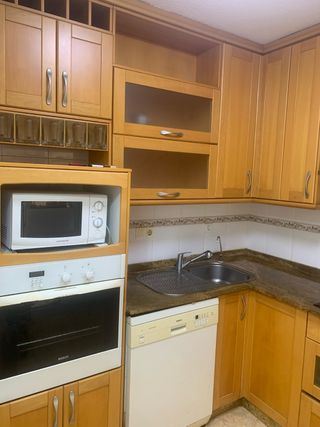 Cocina haya y encimera de piedra