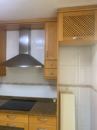 Cocina haya y encimera de piedra